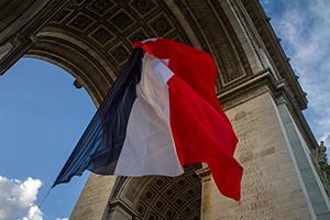 Paris_Drapeau-sous-l'Arc-de-Triomphe_Photographe-Gilles-Castejon