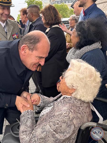 Sous l'Arc de Triomphe: Hommage avec Mme Senot et  M. Castex