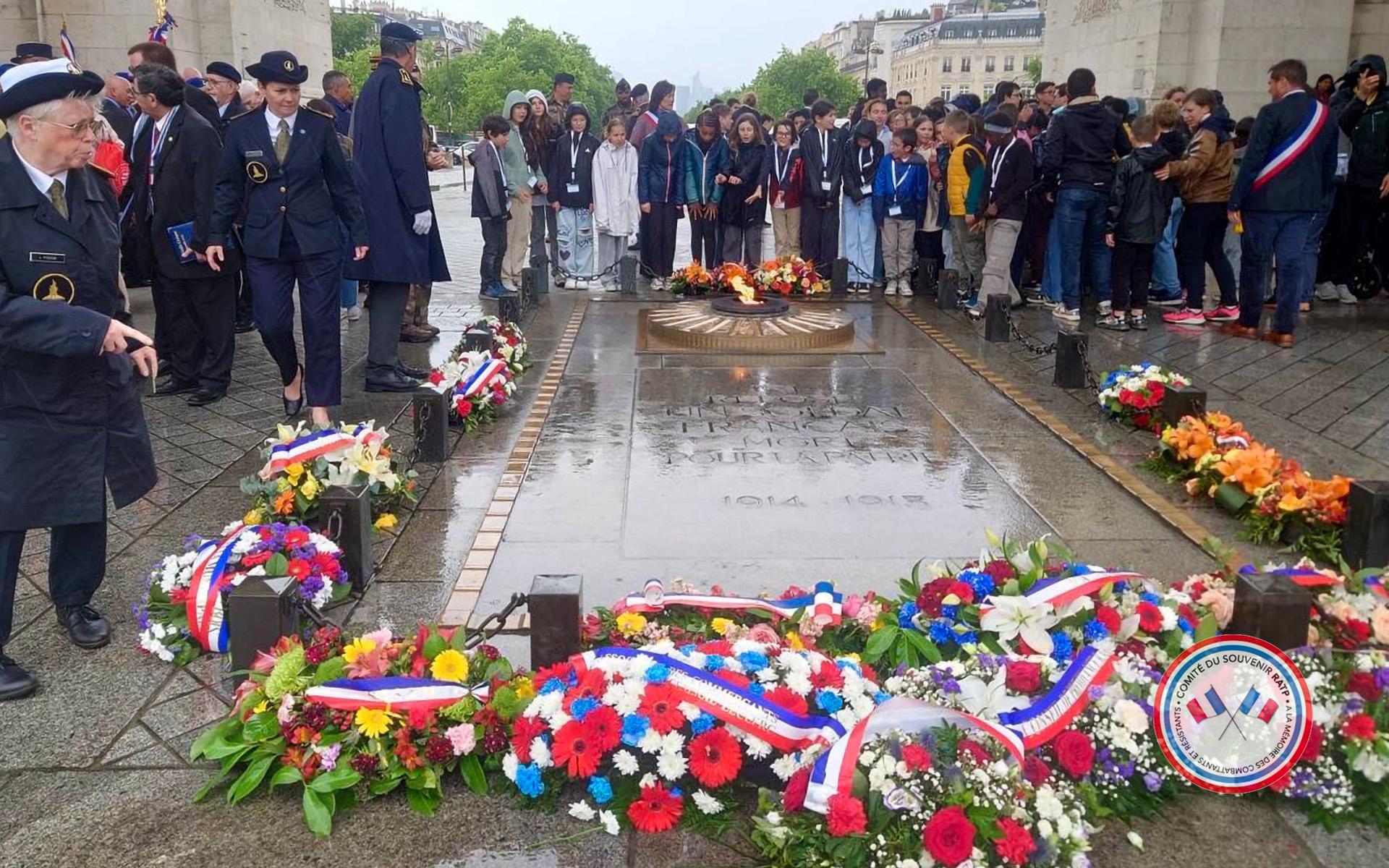 Ravivage de la Flamme sous l'Arc de Triomphe